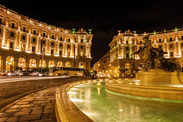 Vista nocturna de la famosa fuente con cuatro estatuas de bronce de las náyades de Mario Rutelli, que se encuentra en el centro de la Piazza della Repubblica en Roma, región del Lacio, Italia . — Foto de Stock