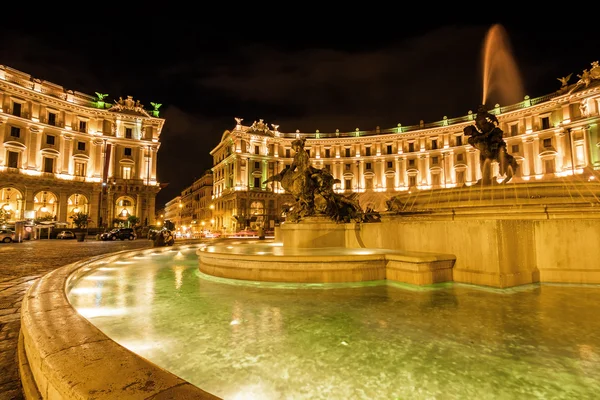 Wgląd nocy słynnej fontanny czterech rzeźbami z brązu nimfy wodne przez Mario Rutelli, który stoi w centrum Piazza della Repubblica w Rzymie, region Lazio, Włochy. — Zdjęcie stockowe