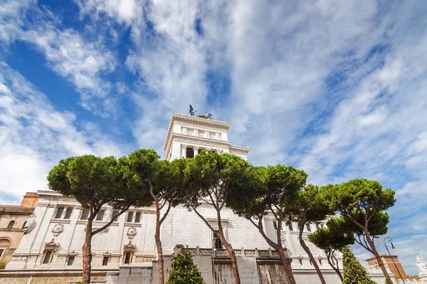 Monumento Nacional Ecuestre a Víctor Manuel II cerca del Majestuoso Altar de la Patria en la Piazza Venezia en Roma, región del Lacio, Italia . — Foto de Stock