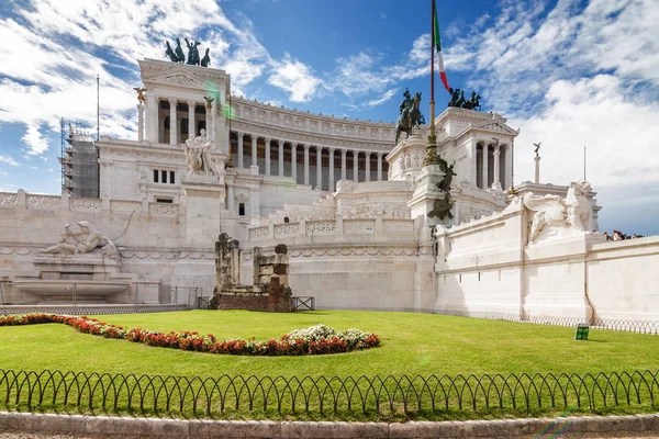 Monumento Nacional Ecuestre a Víctor Manuel II cerca del Majestuoso Altar de la Patria en la Piazza Venezia en Roma, región del Lacio, Italia . — Foto de Stock