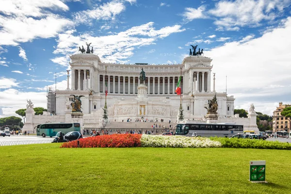 Monumento Nacional Ecuestre a Víctor Manuel II cerca del Majestuoso Altar de la Patria en la Piazza Venezia en Roma, región del Lacio, Italia . — Foto de Stock