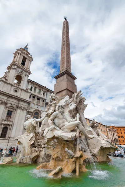 Fragment eines Brunnens von vier Flüssen, entworfen von g.l.bernini auf der Piazza navona, rom, Region Latium, Italien. — Stockfoto