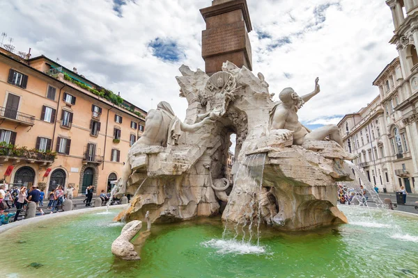 Фрагмент фонтан чотири ріки, розроблений G.L.Bernini на площі Навона, Рим, регіону Лаціо, Італія. — стокове фото