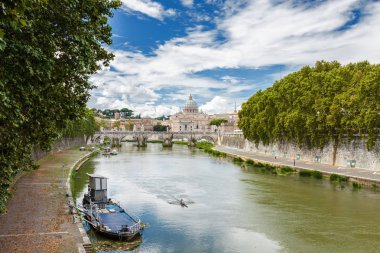 Tiber ve Basilica di San Pietro ile Vatikan, Roma, Lazio bölgesi, İtalya Bridge'de bulutlu görünüm.