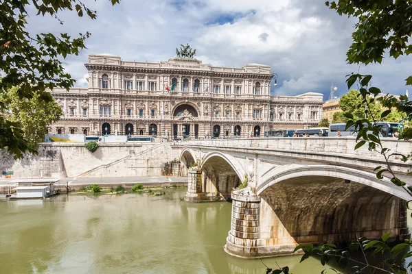 Vista soleada de la Corte Suprema de Casación con puente sobre el río Tíber en Roma, región del Lacio, Italia . — Foto de Stock