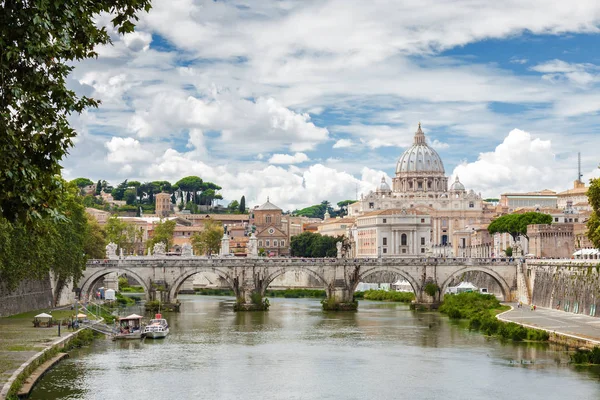 Vista nublada no Tibre e Basílica de San Pietro com ponte no Vaticano, Roma, região do Lácio, Itália . — Fotografia de Stock