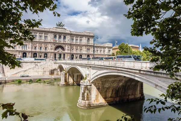Vue ensoleillée de la Cour suprême de cassation avec pont sur le Tibre à Rome, région du Latium, Italie . — Photo