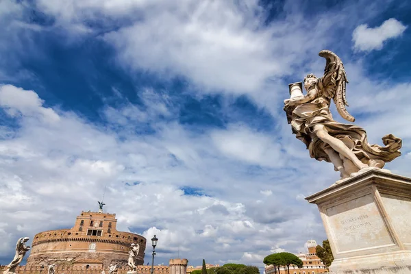 Castillo de San Ángel y puente sobre el río Tíber en Roma, región del Lacio, Italia . — Foto de Stock