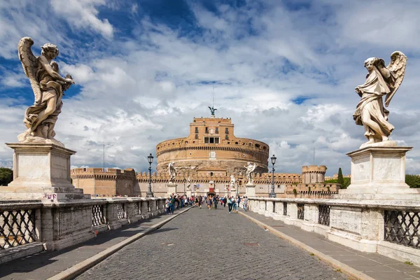 Castillo de San Ángel y puente sobre el río Tíber en Roma, región del Lacio, Italia . — Foto de Stock