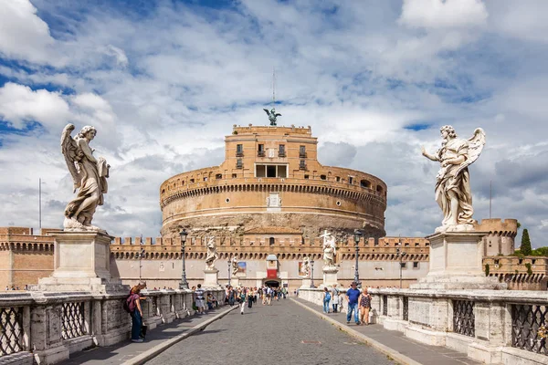 圣天使城堡和在罗马，意大利拉齐奥大区的台伯河上的桥. — 图库照片