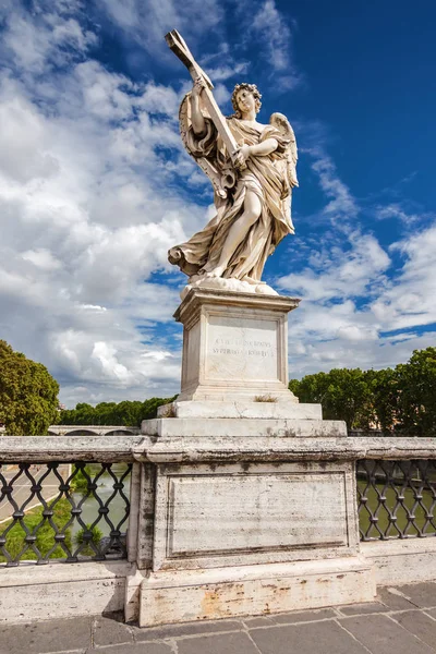 Estatua de un ángel en el puente sobre el río Tíber cerca del Vaticano en Roma, región del Lacio, Italia . — Foto de Stock