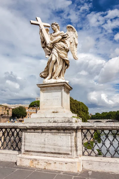 Estatua de un ángel en el puente sobre el río Tíber cerca del Vaticano en Roma, región del Lacio, Italia . — Foto de Stock