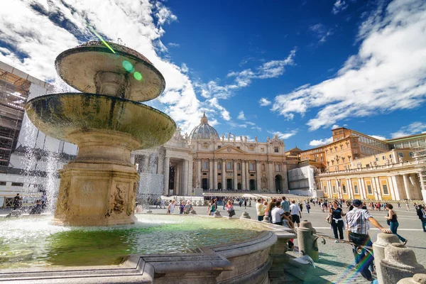 Vista ensolarada da praça de São Pedro e fonte no Vaticano, Roma, região do Lácio, Itália . — Fotografia de Stock