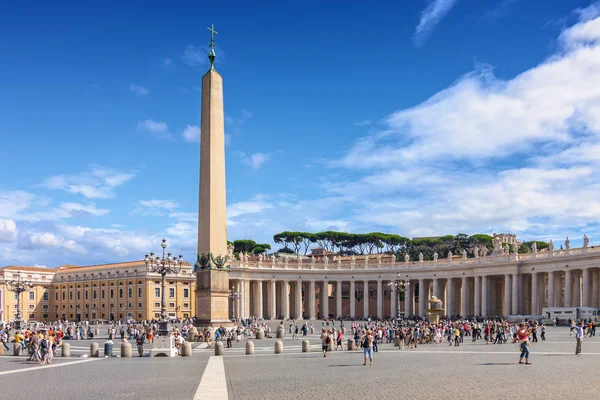 Vista soleada de la plaza de San Pedro en el Vaticano, Roma, región del Lacio, Italia . — Foto de Stock