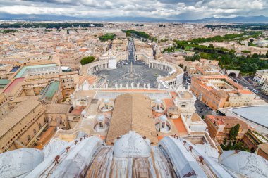 Vatikan ve Roma St Peter Bazilikası, Lazio bölgesi, İtalya kubbe tepesinden bulutlu görünümünü.