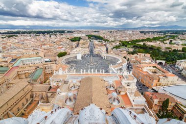 Vatikan ve Roma St Peter Bazilikası, Lazio bölgesi, İtalya kubbe tepesinden bulutlu görünümünü.