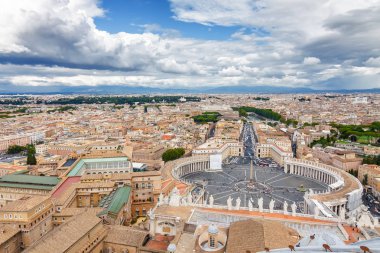 Vatikan ve Roma St Peter Bazilikası, Lazio bölgesi, İtalya kubbe tepesinden bulutlu görünümünü.
