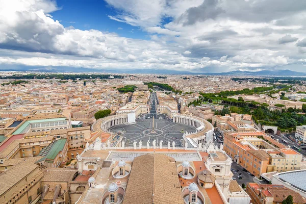 Vista nublada del Vaticano y Roma desde lo alto de la cúpula de la Basílica de San Pedro, región del Lacio, Italia . — Foto de Stock