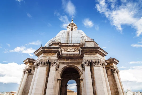 En el techo de la Basílica de San Pedro, Ciudad del Vaticano, Roma, región del Lacio, Italia . — Foto de Stock