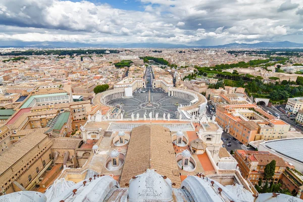 Vue nuageuse du Vatican et de Rome depuis le sommet du dôme de la basilique Saint-Pierre, région du Latium, Italie . — Photo