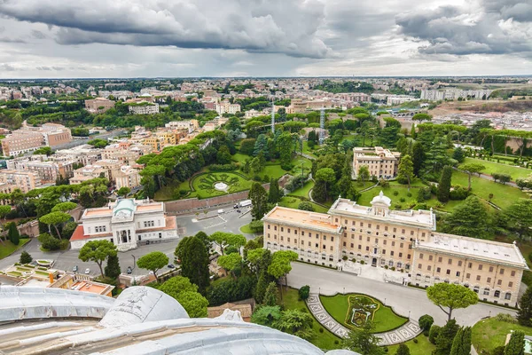 Zataženo pohled na Vatikán a Řím z vrcholu kopule baziliky svatého Petra, regionu Lazio, Itálie. — Stock fotografie