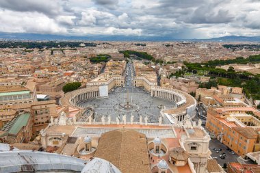 Vatikan ve Roma St Peter Bazilikası, Lazio bölgesi, İtalya kubbe tepesinden bulutlu görünümünü.