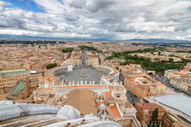 Vatikan ve Roma St Peter Bazilikası, Lazio bölgesi, İtalya kubbe tepesinden bulutlu görünümünü.