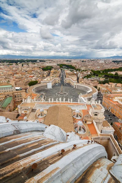 多云观梵蒂冈与罗马圣伯多禄大殿，意大利拉齐奥大区的圆顶建筑的顶部. — 图库照片