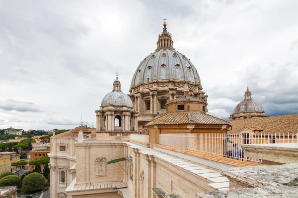 En el techo de la Basílica de San Pedro, Ciudad del Vaticano, Roma, región del Lacio, Italia . — Foto de Stock