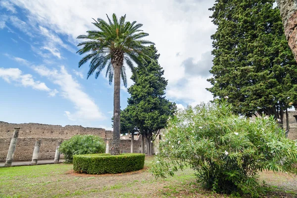 Bewolkt uitzicht op Pompeii, Campanië, Italië. — Stockfoto