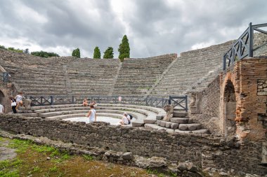 Bulutlu görünümünü amphitheater bölgenin Pompeii, Campania, İtalya.