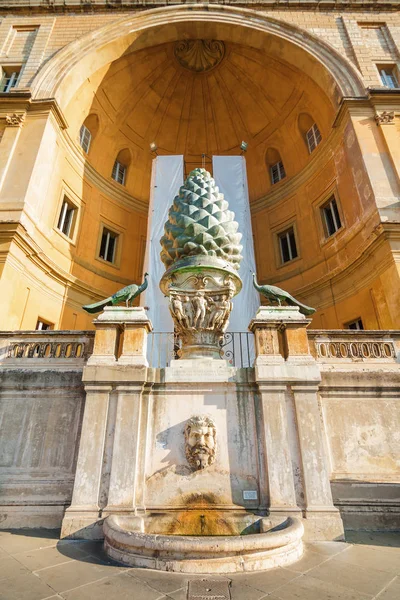 Fonte romana (Fontana della Pigna) no jardim interno do Vaticano, Roma, Itália . — Fotografia de Stock