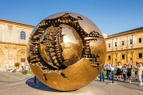 VATICAN-SEPTEMBRE 2012 : Sculpture du globe dans le jardin intérieur, Rome, région du Latium, Italie . — Photo