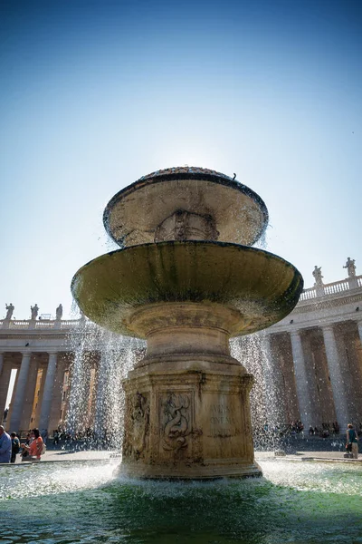 Vista ensolarada da manhã da Praça de São Pedro no Vaticano, Roma, região do Lácio, Itália . — Fotografia de Stock
