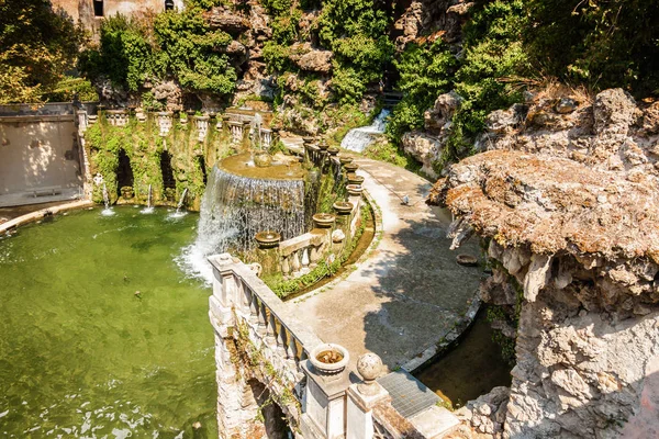 Vista soleggiata sulla Fontana dell'Ovato, fontana e giardino a Villa d'Este, Tivoli vicino Roma, Lazio, Italia . — Foto Stock