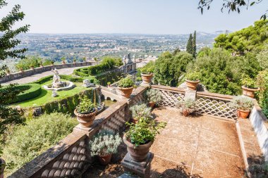 Villa d'Este, Tivoli Roma, Lazio bölgesi, İtalya yakınındaki bahçede güneşli görünümünü.