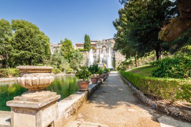 Çeşitli bitki ve bahçeli Villa d'Este Tivoli Roma, Lazio bölgesi, İtalya yakınındaki gölde.