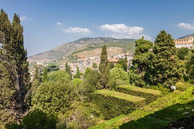 Villa d'Este, Tivoli Roma, Lazio bölgesi, İtalya yakınındaki bahçede güneşli görünümünü.