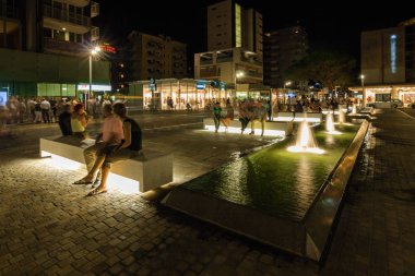 Bir Lido di Jesolo iş merkezinin yanına Venedik, Veneto bölgesinde, İtalya gece görünümü.