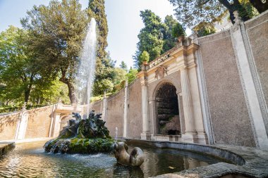 Villa d'Este, Roma, Lazio bölgesi, İtalya yakınındaki Tivoli Garden çeşmeler güneşli görünümü.