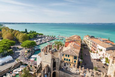 Rocca di Sirmione Garda Gölü, Lombardia bölgesi, İtalya açısından şehrin güneşli görünümü.