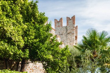 Güneşli görünümü kale Rocca di Sirmione Garda Gölü, Lombardia bölgesi, İtalya. 