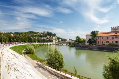 Güneşli görünümü Stone Bridge (Ponte di Pietra) Verona, Veneto bölgesinde, İtalya ve Adige Nehri.
