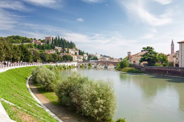Güneşli görünümü Stone Bridge (Ponte di Pietra) Verona, Veneto bölgesinde, İtalya ve Adige Nehri.