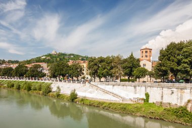Güneşli görünümü Adige Nehri bölgesindeki Verona, Veneto, İtalya.