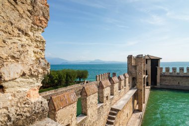 Güneşli görünümü kale Rocca di Sirmione Garda Gölü, Lombardia bölgesi, İtalya. 