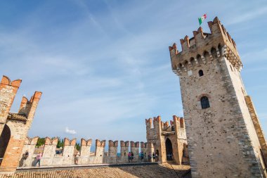 Güneşli görünümü kale Rocca di Sirmione Garda Gölü, Lombardia bölgesi, İtalya. 