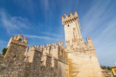Güneşli görünümü kale Rocca di Sirmione Garda Gölü, Lombardia bölgesi, İtalya. 