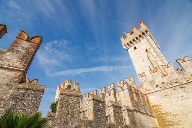 Güneşli görünümü kale Rocca di Sirmione Garda Gölü, Lombardia bölgesi, İtalya. 