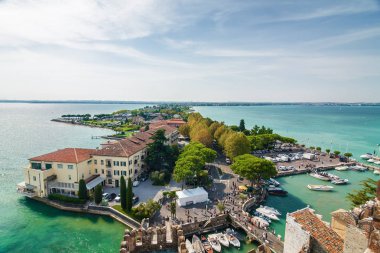 Rocca di Sirmione Garda Gölü, Lombardia bölgesi, İtalya açısından şehrin güneşli görünümü.